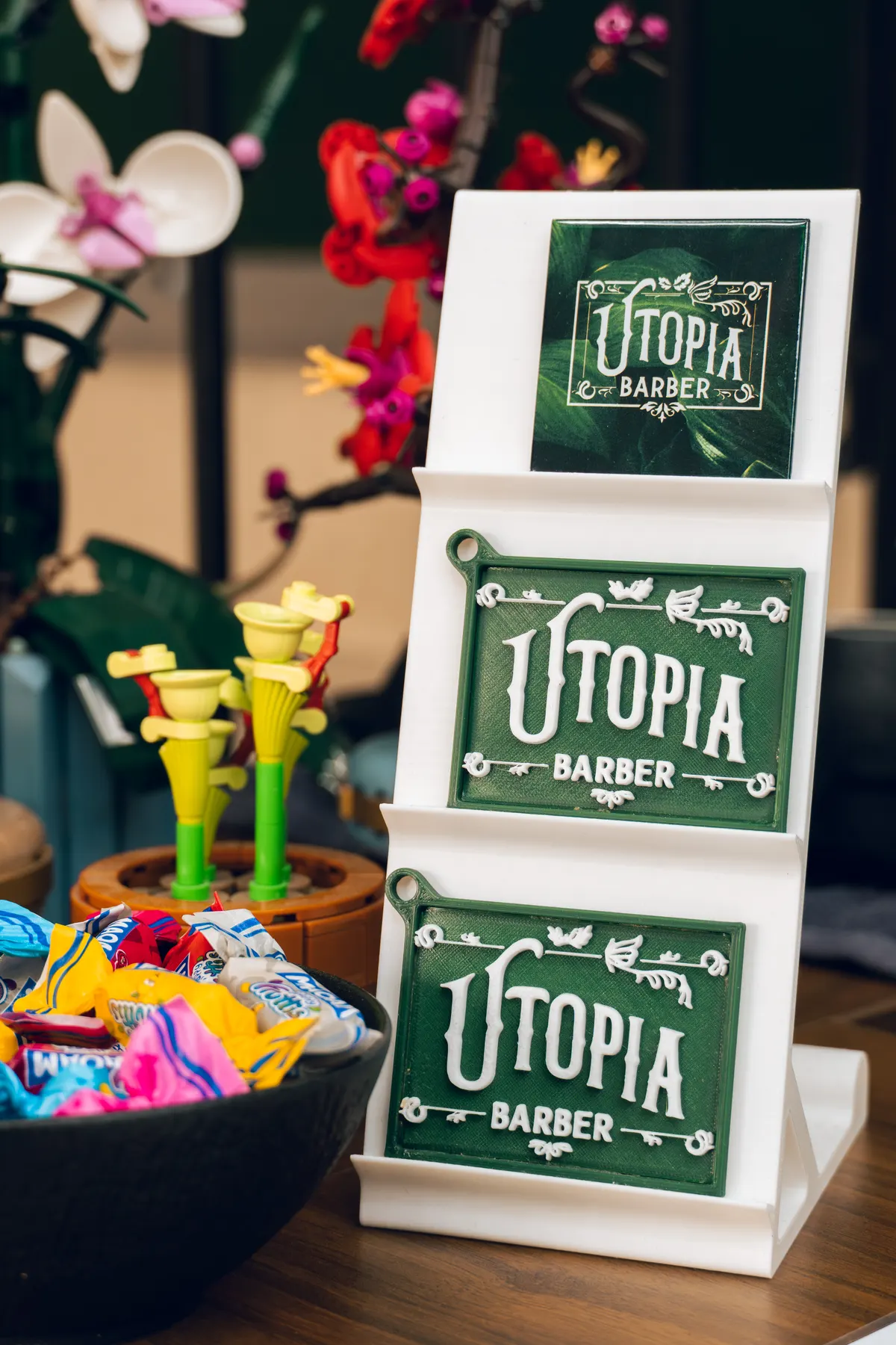 Utopia Studio — brandové cedule ve studiu